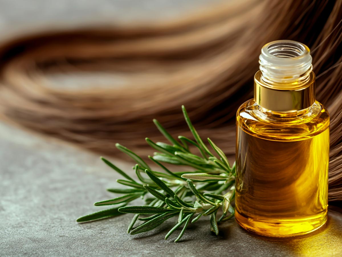 Olio di rosmarino per capelli: hype o realtà? La guida onesta