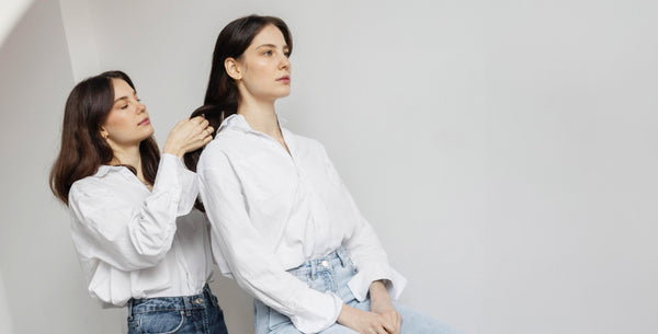 ragazza che aiuta un'amica ad applicare uno shampoo per capelli colorati che funziona davvero