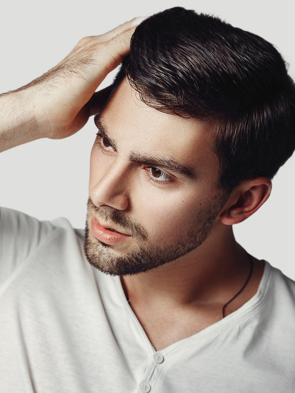 uomo con capelli rinforrzati da uno shampoo anticaduta